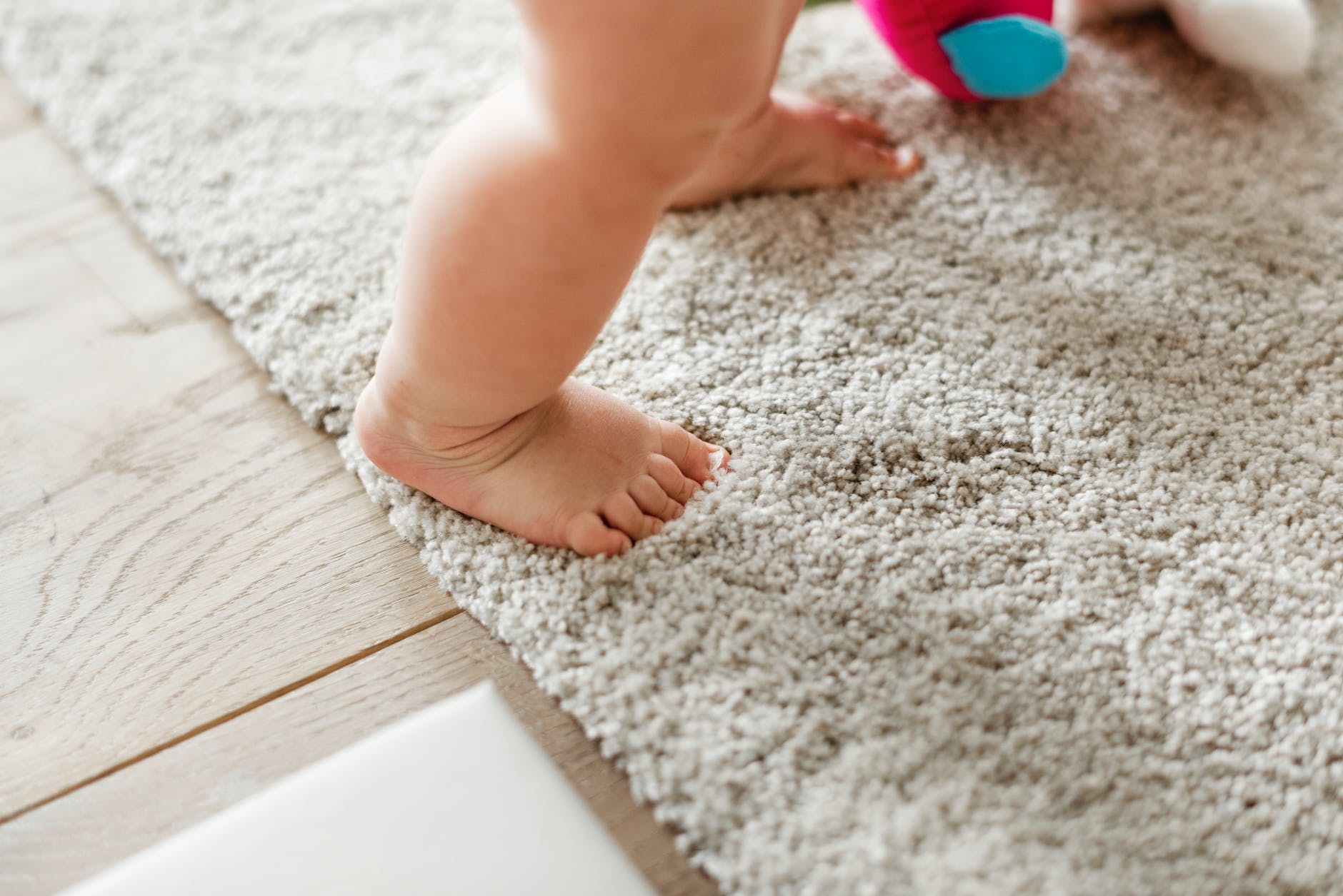 Как да спасим килим си от петна 